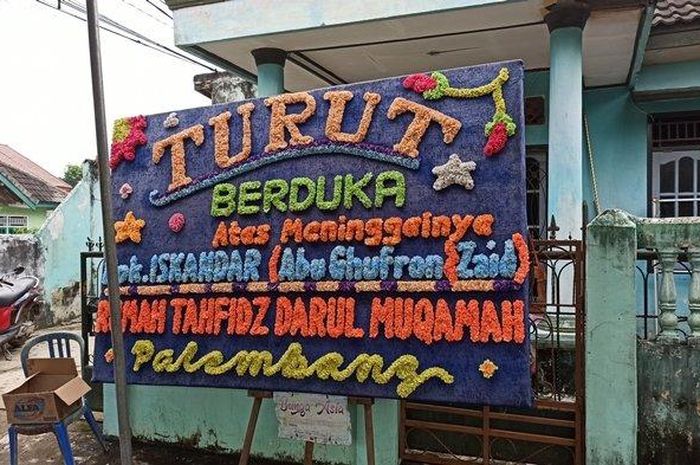 Papan bunga ucapan duka untuk seorang korban kecelakaan di Jalan Kolonel H Barlian, Palembang. 