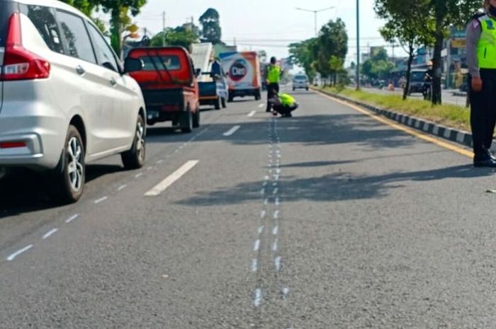 Daihatsu Xenia tabrak pesepeda yang hendak berputar arah di Bantul, Kamis (25/6/2020)