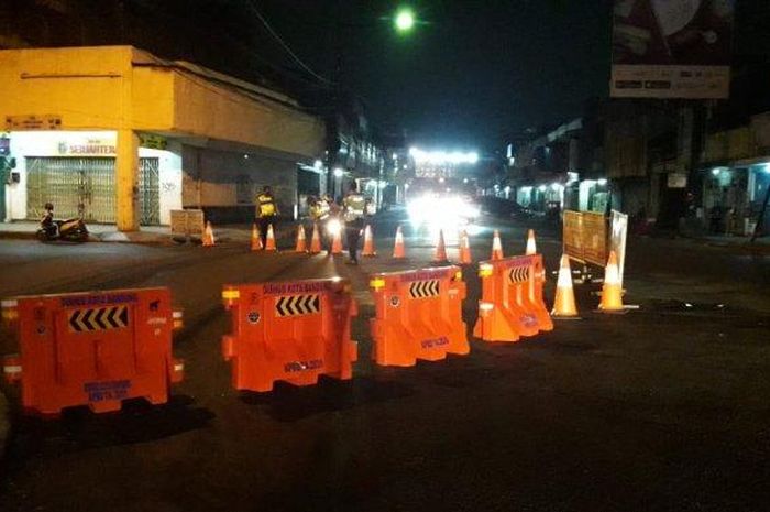 Suasana penyekatan jalan di di kawasan simpang empat atau menuju Jalan Otto Iskandar Dinata, Kota Bandung pada Rabu (24/6) malam