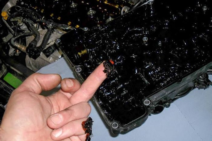 Ilustrasi kotoran carbon di mesin mobil