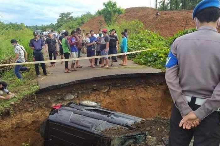Suzuki Grand Vitara milik polisi terperosok jalan ambles, terguling tertimbun tanah di kabupaten Seluma, Bengkulu