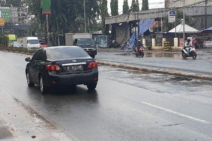 Jalan berlubang di Flyover Cikokol, Kota Tangerang memakan korbn pengendara motor. Bagaimana cara aman melewati jalan berlubang?