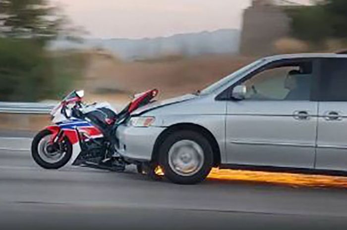 Honda CBR1000RR nemplok di kap minivan dan pengemudi cuek saja ngegas.jpg