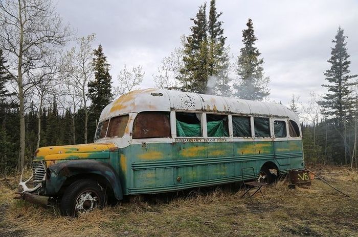 Bus yang menjadi populer karena buku dan film Into the Wild. Lokasi bus ini berada di hutan belantara di Alaska sebelum akhirnya dipindahkan ke tempat yang aman.