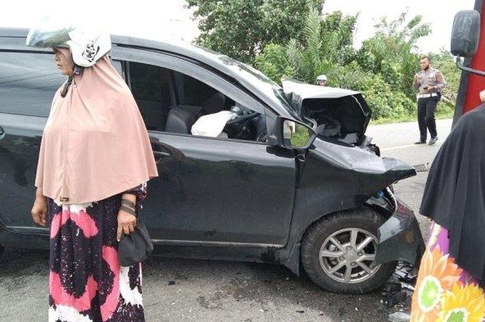 Daihatsu Xenia ajur, ruang mesin terkoyak hajar truk elpiji dari arah berlawanan saat gagal menyalip