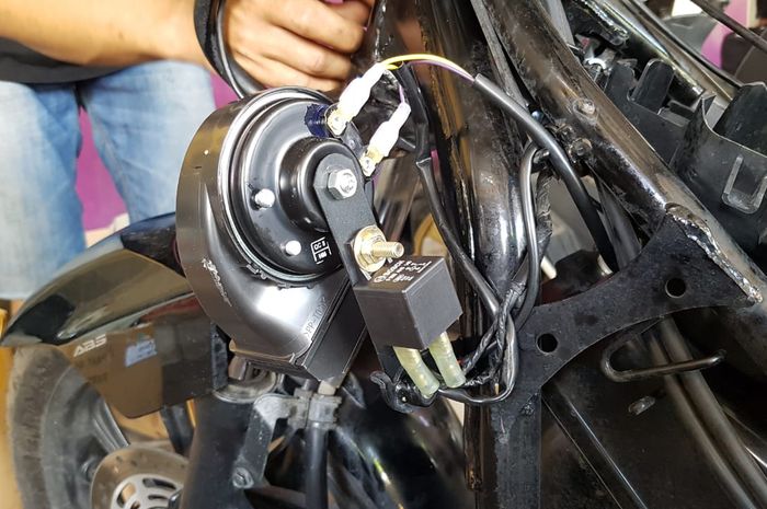 Pasang klakson aftermarket di motor perlu relay dan kabel berkualitas