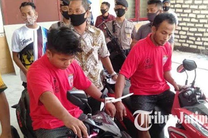 Kedua pelaku penjual motor bodong saat berada Mapolres Sampang, Sabtu (27/6/2020).  