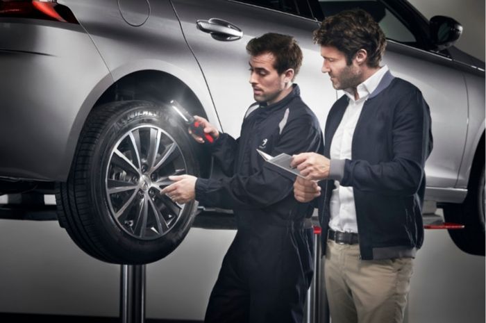 Ilustrasi mengecek kondisi ban