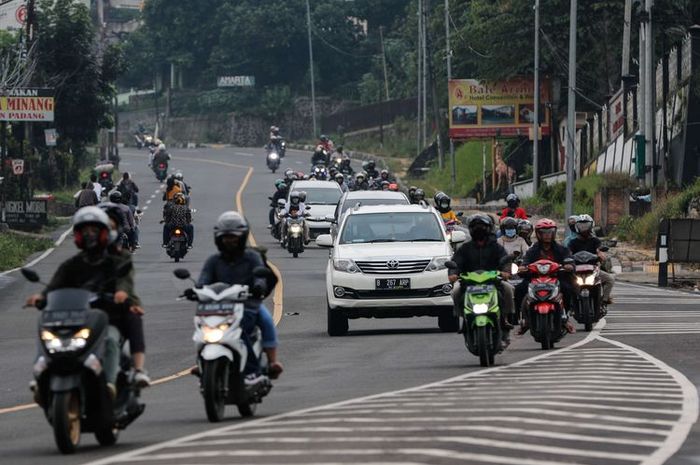 ILUSTRASI Pengendara motor wajib menyalakan lampu pada siang hari. (Dalam foto: Suasana lalu lintas di jalur Puncak, Kabupaten Bogor, Senin (1/6/2020). )