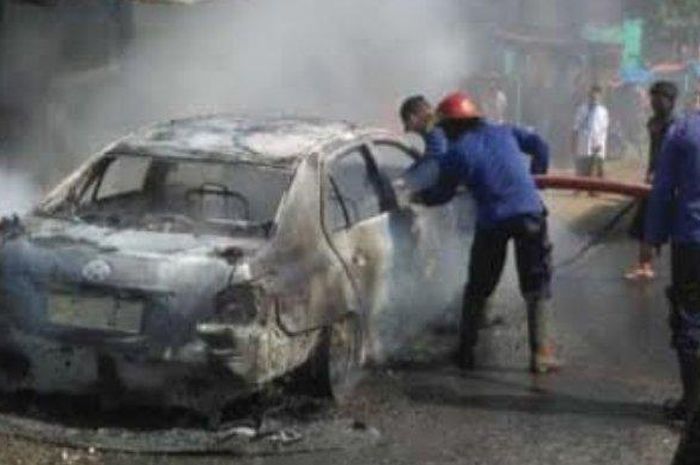 Bangkai Toyota Vios yang terbakar di Krian, Sidoarjo. 