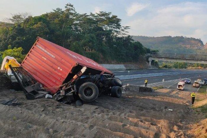 Evakuasi truk trailer yang menabrak pembatas jalur penyelamat di tol Solo Semarang kilometer 431 600 jalur B, Beji Ungaran Timur, Kabupaten Semarang, Sabtu (27/6/2020). 