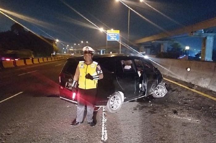 Toyota Calya pesek wajah setelah tabrak pembatas jalan tol 