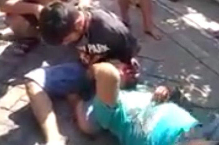Dua jambret yang dihajar warga setelah tertangkap karena menjambret ponsel anak perempuan 7 tahun di Gayungan, Surabaya 