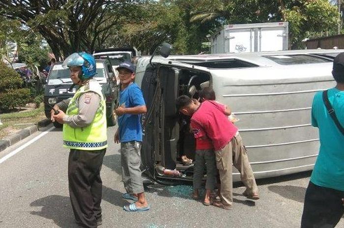 Isuzu Elf bernopol BA 7982 CU milik PO Talago Jaya terguling di Simpang Muaro Kasang, Jalan Padang-Bukittinggi, Batang Anai,Padang Pariaman, Sabtu (27/06/2020) siang.