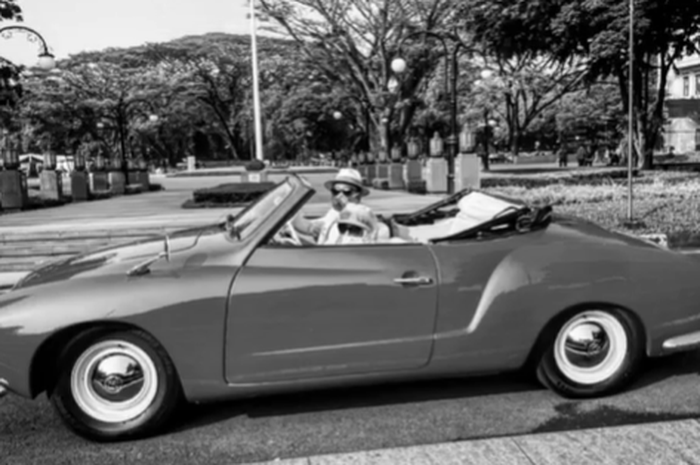 Ridwan Kamil Ajak Sang Bunda Keliling Kota Bandung Pakai VW Karmann Ghia Convertible