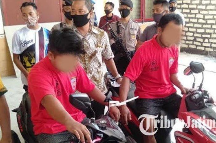 Kedua pelaku penjual motor bodong saat berada Mapolres Sampang, Sabtu (27/06/2020).