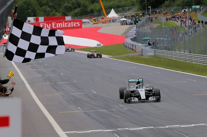 F1 menawarkan nama penggemar untuk ditulis pada bendera kotak-kotak yang dikibarkan di garis finish