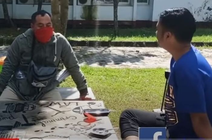 Viral sebuah video di Facebook dan YouTube yang memperlihatkan Kasatreskrim Polres Lombok Tengah AKP Priyo Suhartono menolak laporan seorang anak asal Lombok Tengah berinisial M (40) ingin memenjarakan ibu kandungnya, K (60).(Tangkapan layar)