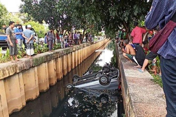 Daihatsu Sigra tercebut kali di Puspa Gading, Kelapa Gading, Jakarta Utara