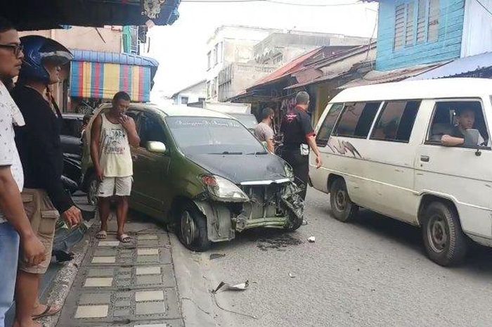 Toyota Avanza butung depan usai sundul truk di Tanjung Balai Kota, Karimun, Kepulauan Riau