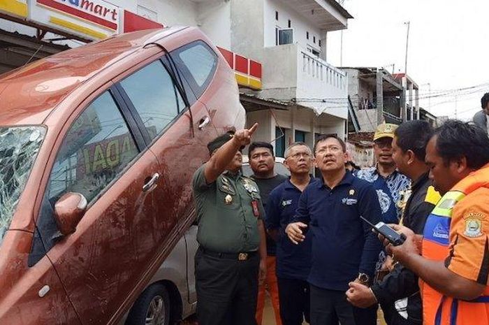 Menteri Kesehatan RI, Terawan Agus Putranto memakai kaos berkerah lengan panjang warna biru dongker