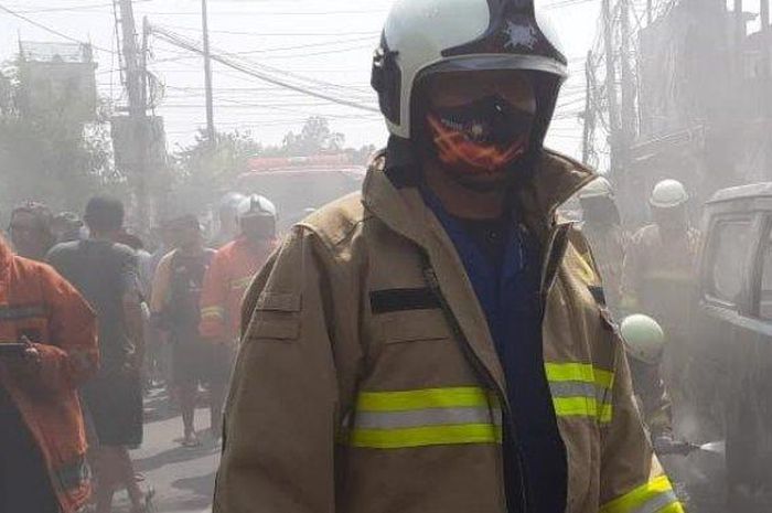Personel Sudin PKP Jakarta Timur saat proses pemadaman api di Cakung, Jakarta Timur, Senin (29/6/2020) 