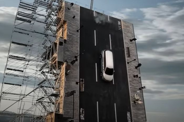 Kia Carnival lakukan uji tabrak pakai cara yang tak biasa, yakni posisi vertikal