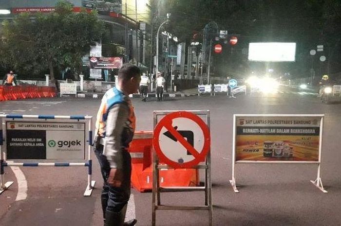 Petugas melakukan penutupan di Jalan RE Martadinata dan Jalan Merdeka Kota Bandung, Minggu (28/6/2020) malam.