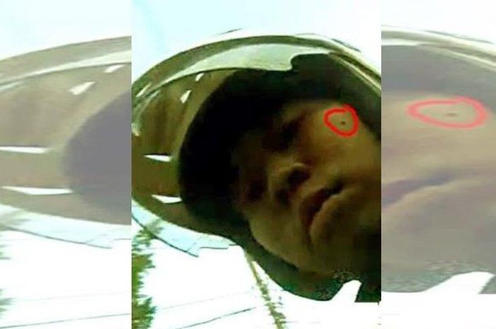 Wajah pelaku jambret yang terkena screen capture karena pemiliknya, warga Sawahan, Surabaya, sedang melakukan video call. 