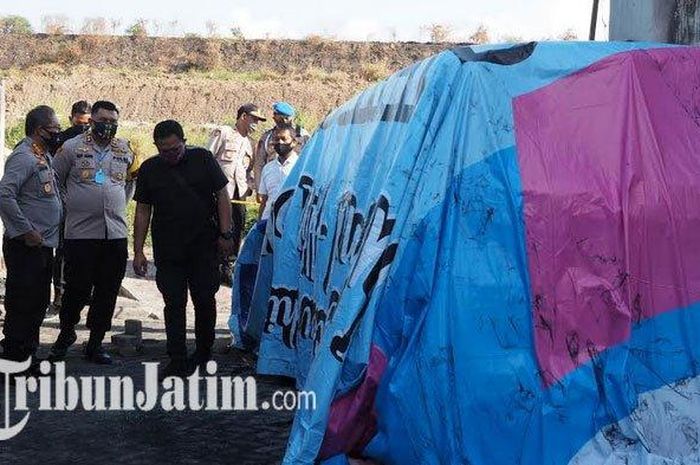 Kapolresta Sidoarjo mendatangi langsung TKP rumah Via Vallen, nampak Toyota Alphard sudah ditutupi kain