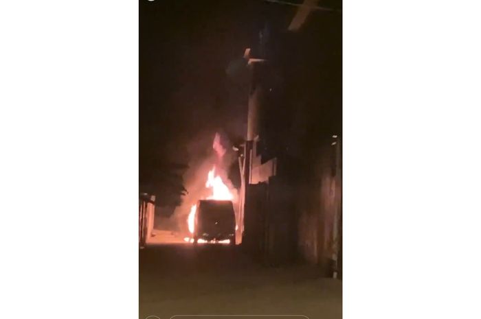 Toyota Alphard Via Vallen dibakar orang tak dikenal, Selasa (30/6/2020)