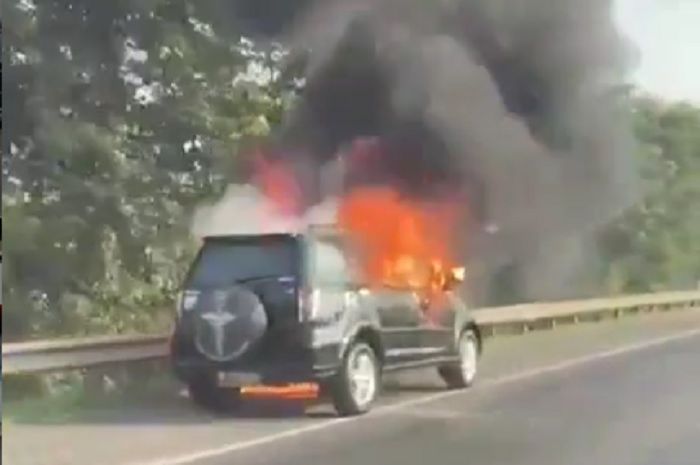 Sebuah Toyota Rush hangus terbakar