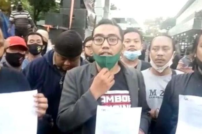 Richo Suroso (tengah) saat menjelaskan hasil mediasi bersama Deputi Regional 4 Otoritas Jasa Keuangan (OJK) dan pihak leasing terkait restrukturisasi angsuran bagi driver online, Senin (29/6/2020).