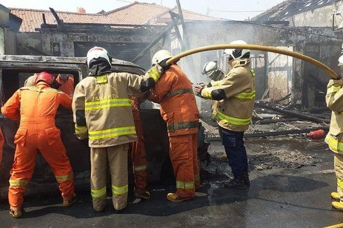 Sebuah Daihatsu Luxio hangus di Cakung Barat, Jakarta Timur, Senin (29/6/2020)