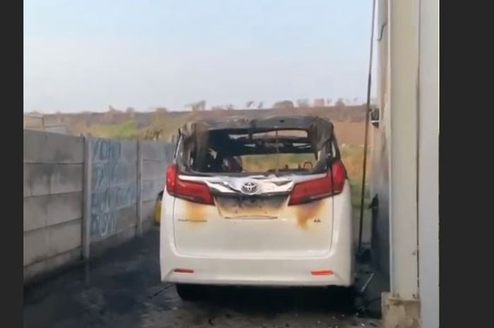Toyota Alphard milik Via Vallen yang dibakar orang