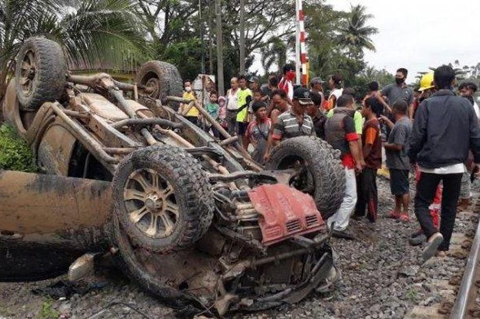 Mitsubishi Strada dihantam kereta api