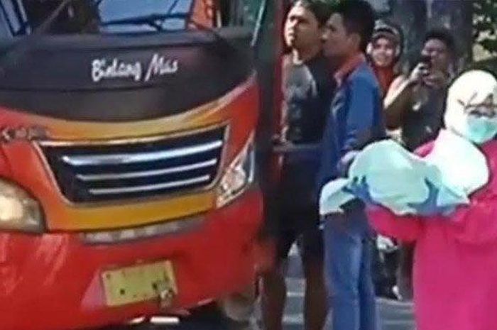 Petugas medis membopong bayi dari penumpang perempuan asal Tuban yang melahirkan di sebuah bus tujuan Surabaya, Selasa (30/6/2020). 