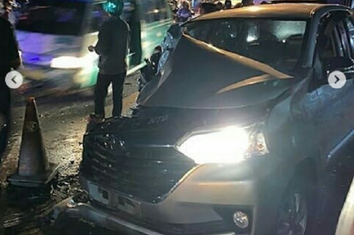 Toyota Avanza yang terlibat kecelakaan dengan Gran Max dan sebuah truk