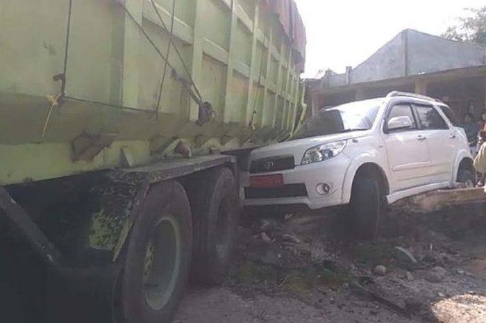 Toyota Rsh mobil dinas Pemkab Tanggamus terliba tabrakan beruntun, Rabu (1/7/2020)