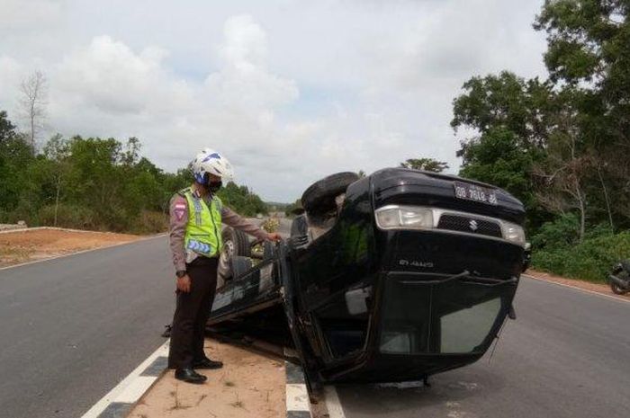 Suzuki Carry Pikap hadap langit di Jl lintas timur, Sei Lekop Kijang, Bintan Timur, Bintan
