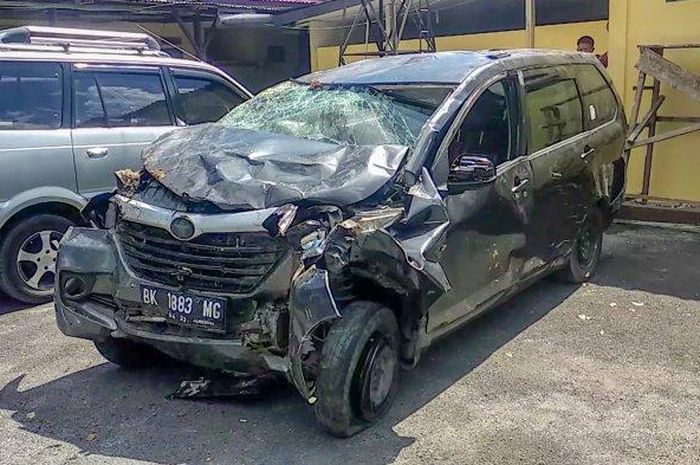 Mobil rental yang dipergunakan kawanan rampok rusak berat akibat masuk jurang, Kamis (2/7/2020). 