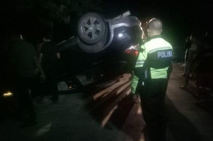 Honda CR-V terbalik usai tabrak tiang lampu dalam kecepatan tinggi di Sengkang, kabupaten Wajo, Sulawesi Selatan