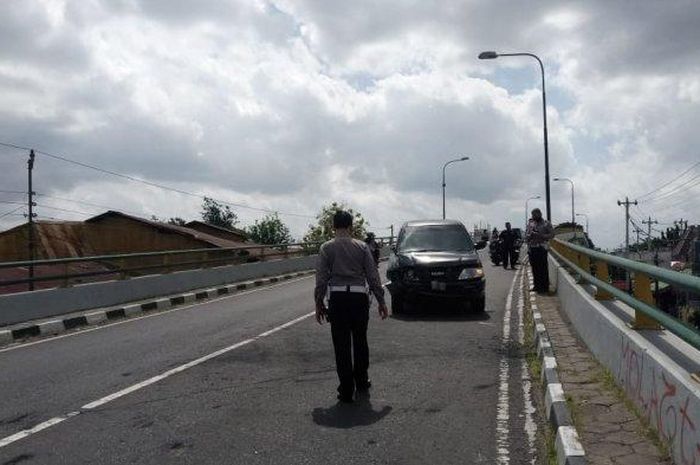 Honda Revp sambar Isuzu Panther di flyover Lempuyangan, Yogyakarta, pengendara tewas