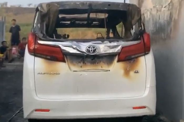Toyota Alphard Via Vallen yang dibakar fans beratnya sendiri di Tanggulangin, Sidoarjo, Jatim