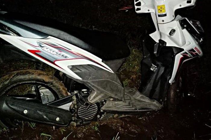 Temuan sepeda motor Honda Vario di pematang sawah Padamara Kabupaten Purbalingga, Rabu (1/7/2020) malam. 