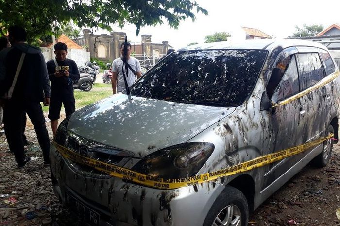 Mobil Daihatsu Xenia dibakar di parkiran oleh pelaku, Minggu (28/6/2020)