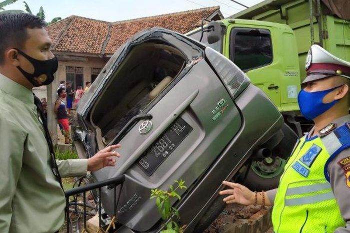 Kecelakaan beruntun truk tronton rem blong terjang lima mobil dan satu motor di Tanggamus, Lampung