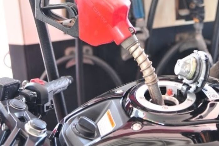 Isi bensin sesuaikan dengan kebutuhan mesin yaitu spek atau rasio kompresi