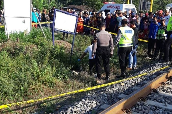 Proses evakuasi pasutri pengendara Yamaha V-Ixion yang terseret kereta api barang sejauh 50 meter
