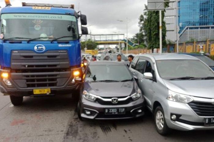 Honda Brio kena jepit dua kendaraan